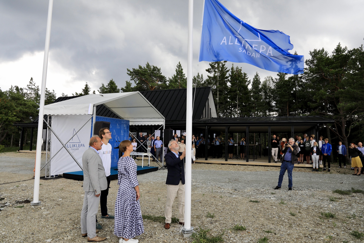 Alliklepa sadama avamisel heiskas lipu viitseadmiral Tarmo Kõuts, üritusel viibis kohal president Kersti Kaljulaid. 
