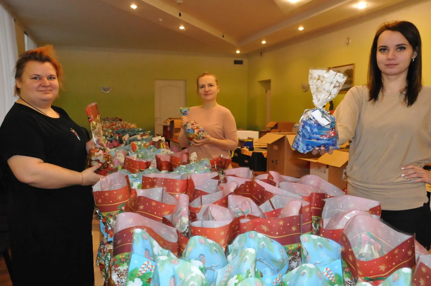 Valka piirkonna elanikud Līga Lutere-Kārkliņa (vasakult), Baiba Ontensone ja Elīna Sula organiseerisid Valka eakatele jõulupakid.