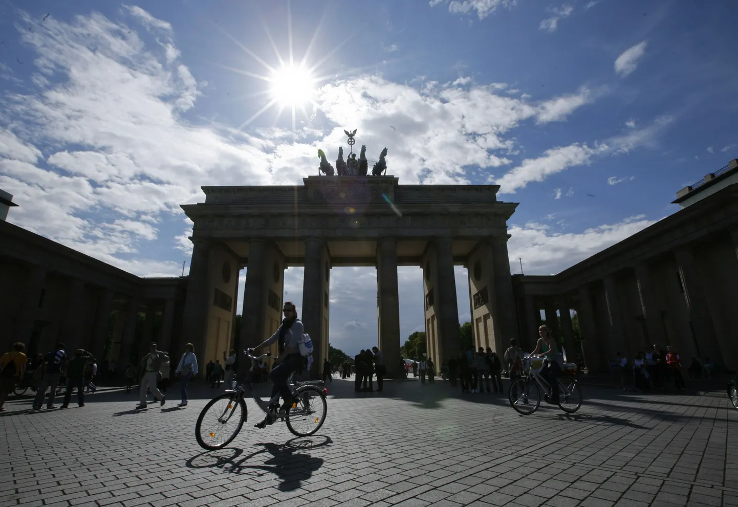 Pariser Platz koos Brandenburgi väravaga Berliini südames.