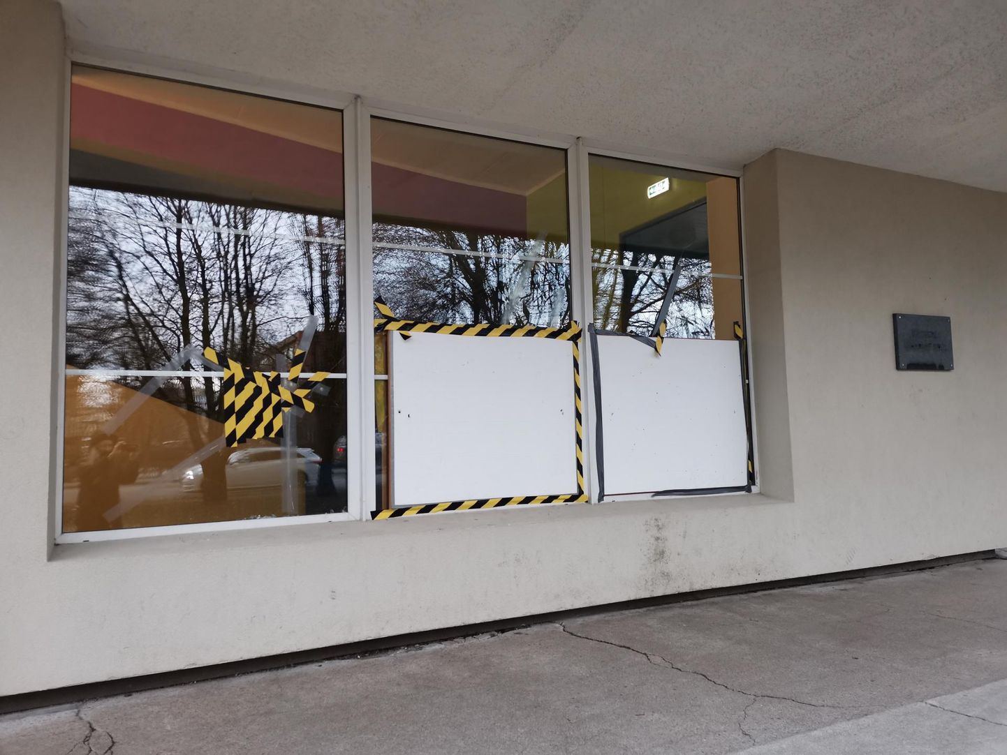 Rakvere Vabaduse kooli Tallinna tänava õppehoone aknad lõhuti reede varahommikul.