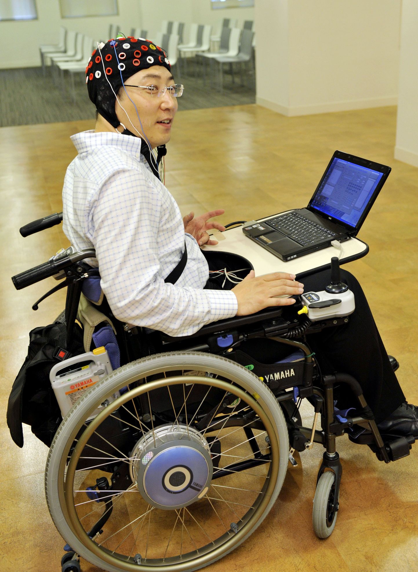 Toyota teadlased lõid ratastooli, mida saab juhtida mõtete ja arviti abil.