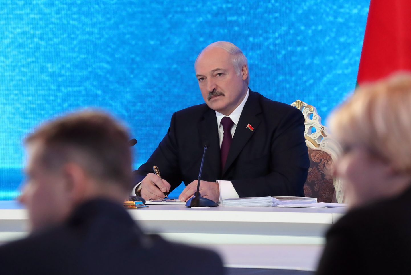 Valgevene president Alaksandr Lukašenka täna Minskis meedia küsimustele vastamas.