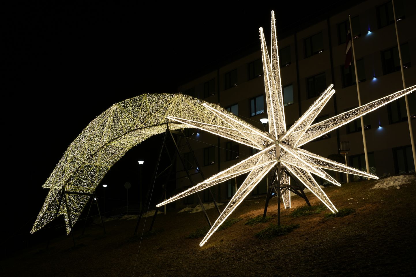 Vides objekts Bētlemes zvaigzne Ogrē – lielākā vienapjoma dekorācija Baltijas valstīs. Ziemassvētku dekorācijas svars ir 2,4 tonnas, un tā veidota no vairāk nekā 66 tūkstošiem metru LED diožu virteņu, kas savijas vairāk nekā 6 kilometros.