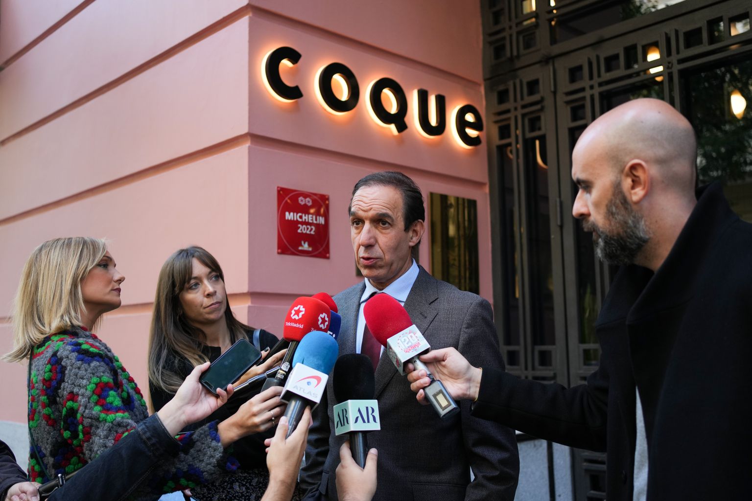 Hispaania Madrid restorani Coque üks omanikest Rafael Sandoval (keskel) kinnitas meedia esindajatele, et nende restoranist varastati 132 pudelit veini väärtuses 200 000 eurot