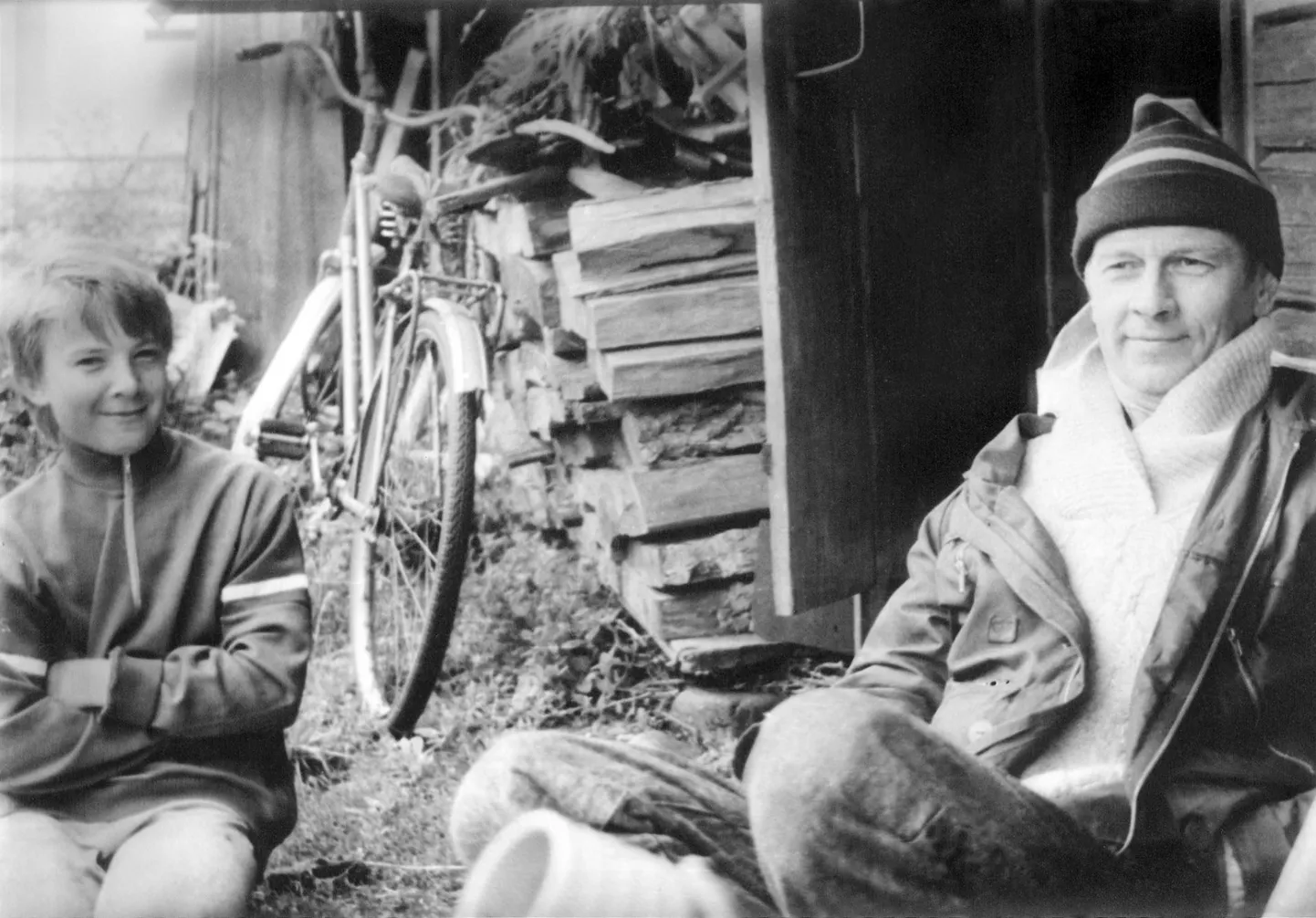 Pärnu Endla teatri kunagine peakunstnik Vello Tamm (paremal) 1990. aastal kodus Riida talu hoovis praeguse kaluri ja Manija saarevanema Arno Leasega.