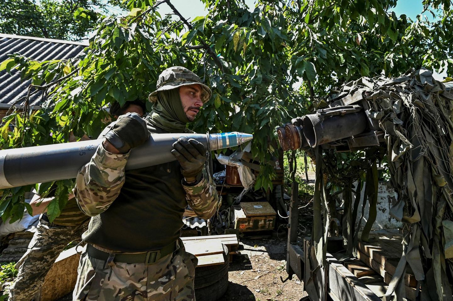Ukraina sõdur valmistub Zaporižžja oblastis kasutama raketiheitjat Vene positsioonide vastu.