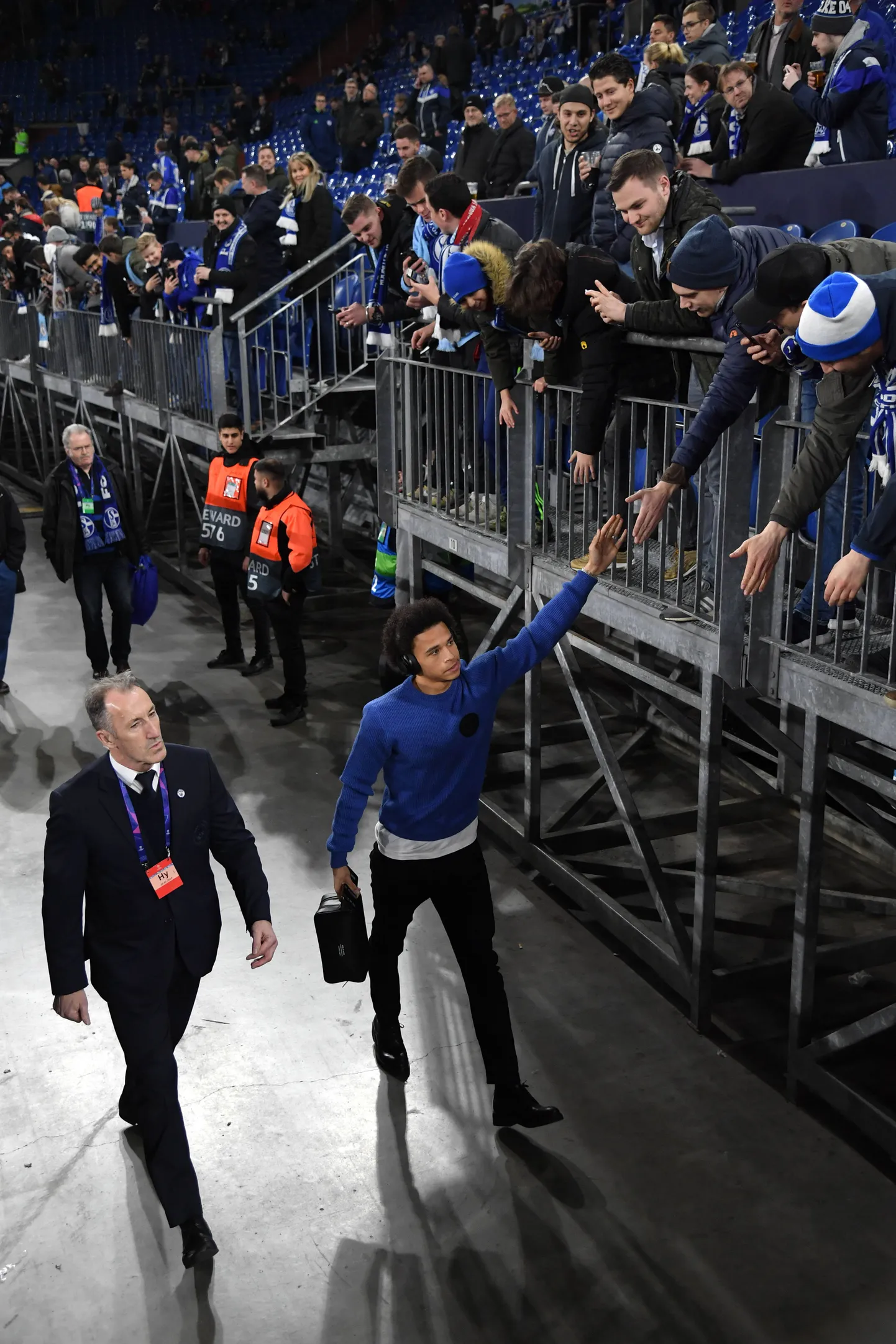 Leroy Sane tänamas City fänne pärast võidukat kohtumist