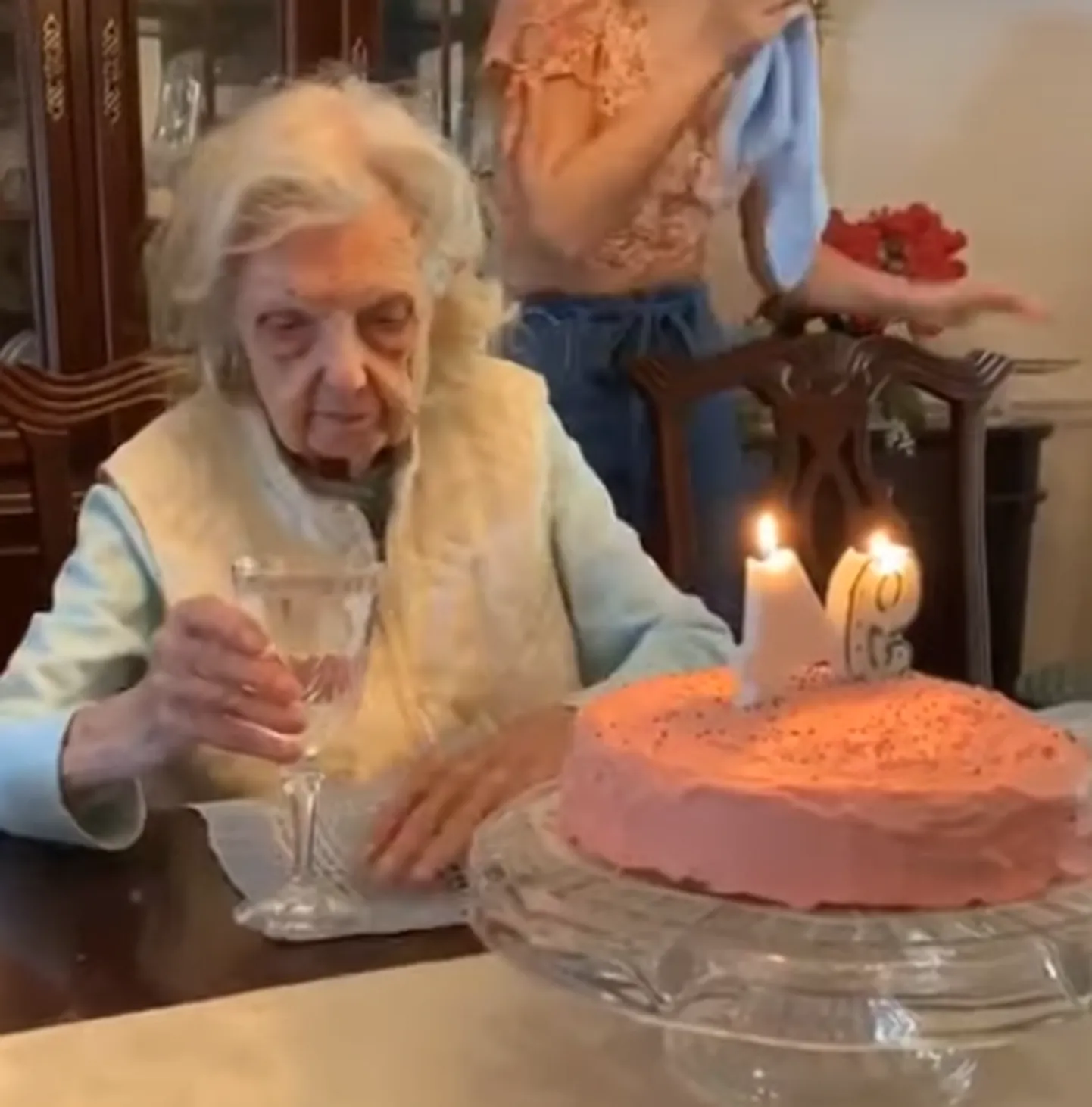 Бабуля отмечает день рождения. Семейное фото на юбилей бабушки. Отметили юбилей бабушки. Подарок бабушке. Торт с бабкой.