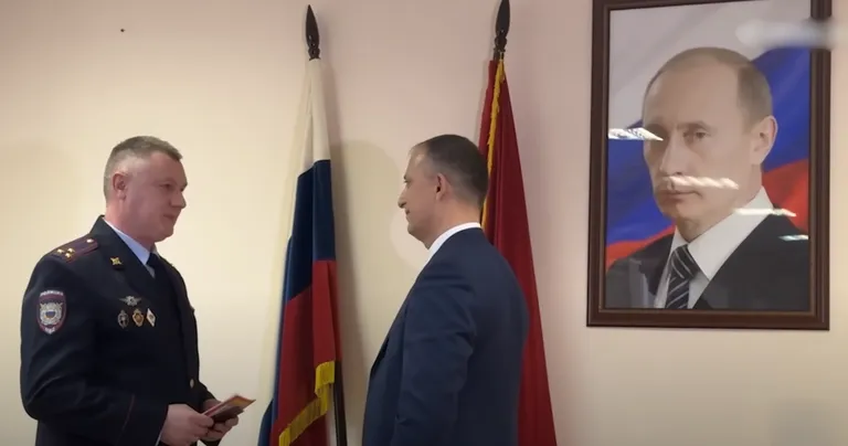 Stefanovam 2024.gadā piešķīra Krievijas pilsonību. Maskavā viņš strādāja Kremļa medijā “Sputnik”, tagad maskētā YouTube propagandas kanālā “Šprotes trimdā”.