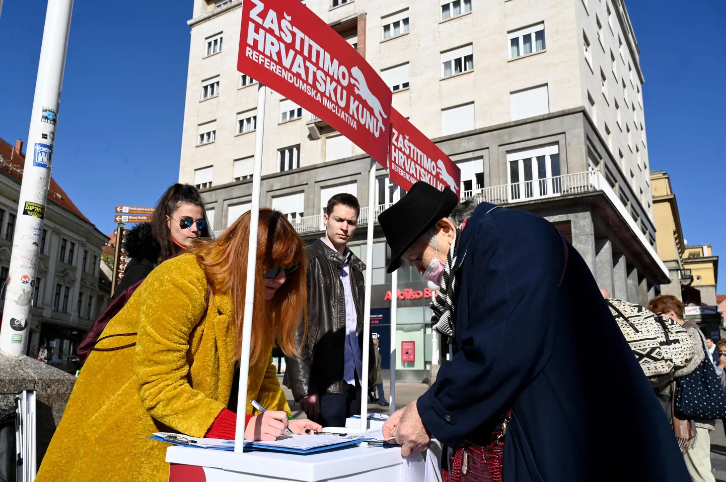 Horvaatia parempoolsed opositsiooniparteid koguvad allkirju rahvahääletuse korraldamiseks eurole ülemineku küsimuses.