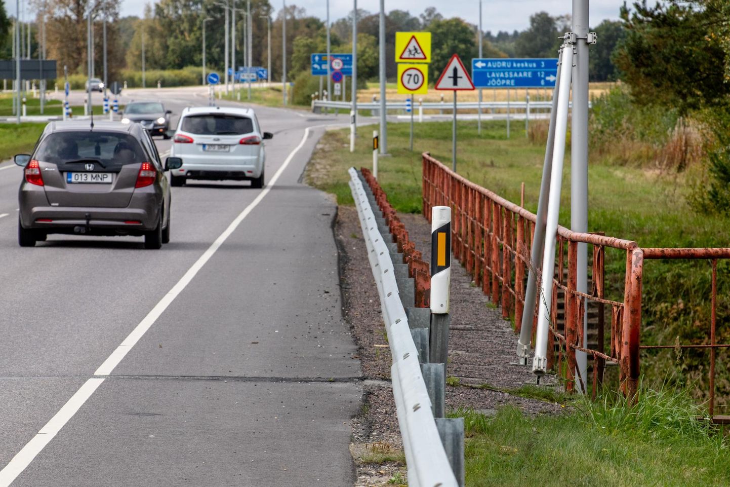 Pärnu–Lihula maantee kergliiklusteeta lõik valmistab kohalikule lapsevanemale muret.