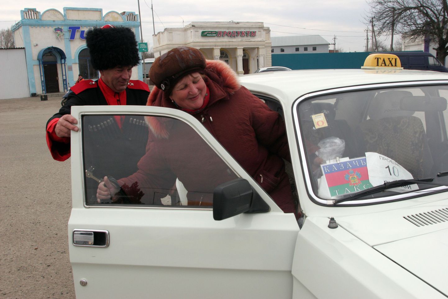 Kasakakostüümis taksojuht Venemaal.