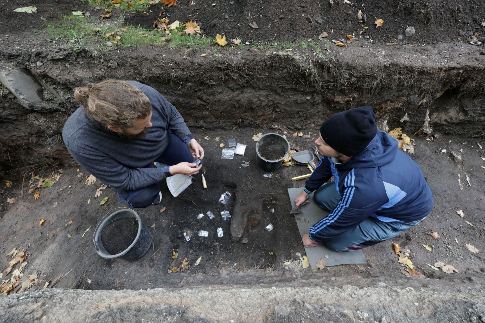 Arheoloogilised väljakevamised Toomemäel. Pildil Ragi-Martin Moon (vasakul) ja Stanislav Sochynskyi.