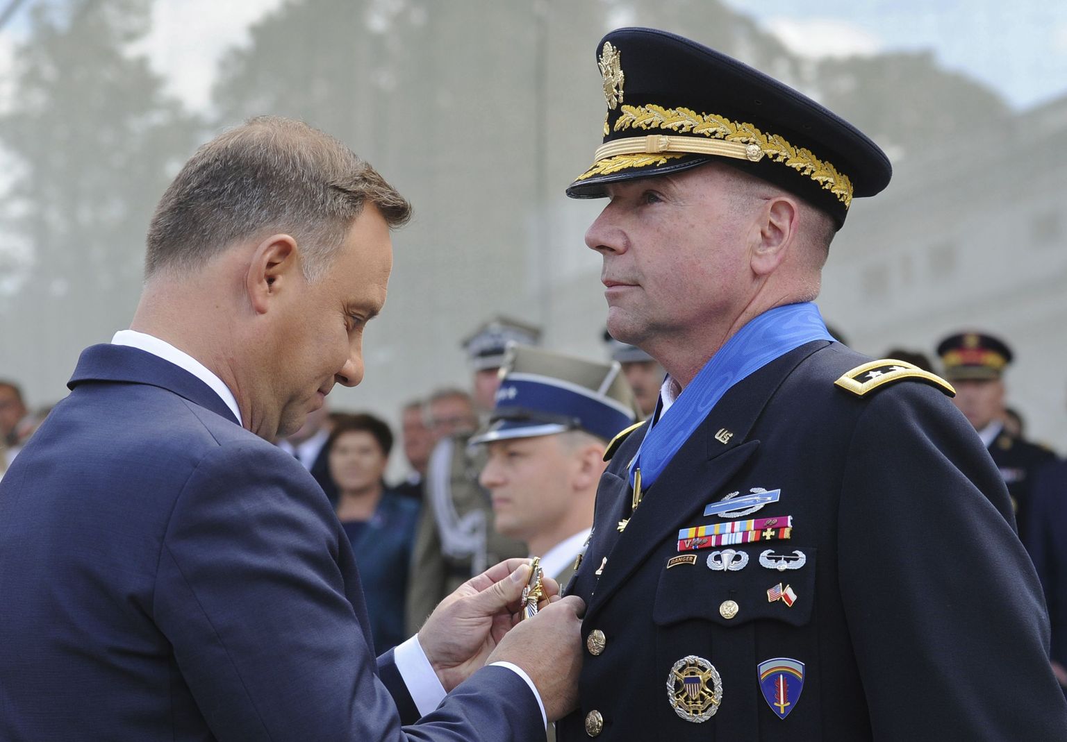 USA Euroopa vägede juht kindralleitnant Ben Hodges (paremal) saamas Poola presidendilt Andrzej Dudalt ordenit. 

 the US Army commander in Europe, right, is decorated with the Commander's Cross with a Star of the Order of Merit by Polish President Andrzej Duda, left, prior to the yearly military parade celebrating the Polish Army Day, in Warsaw, Poland, Tuesday, Aug. 15, 2017. (AP Photo/Alik Keplicz)
