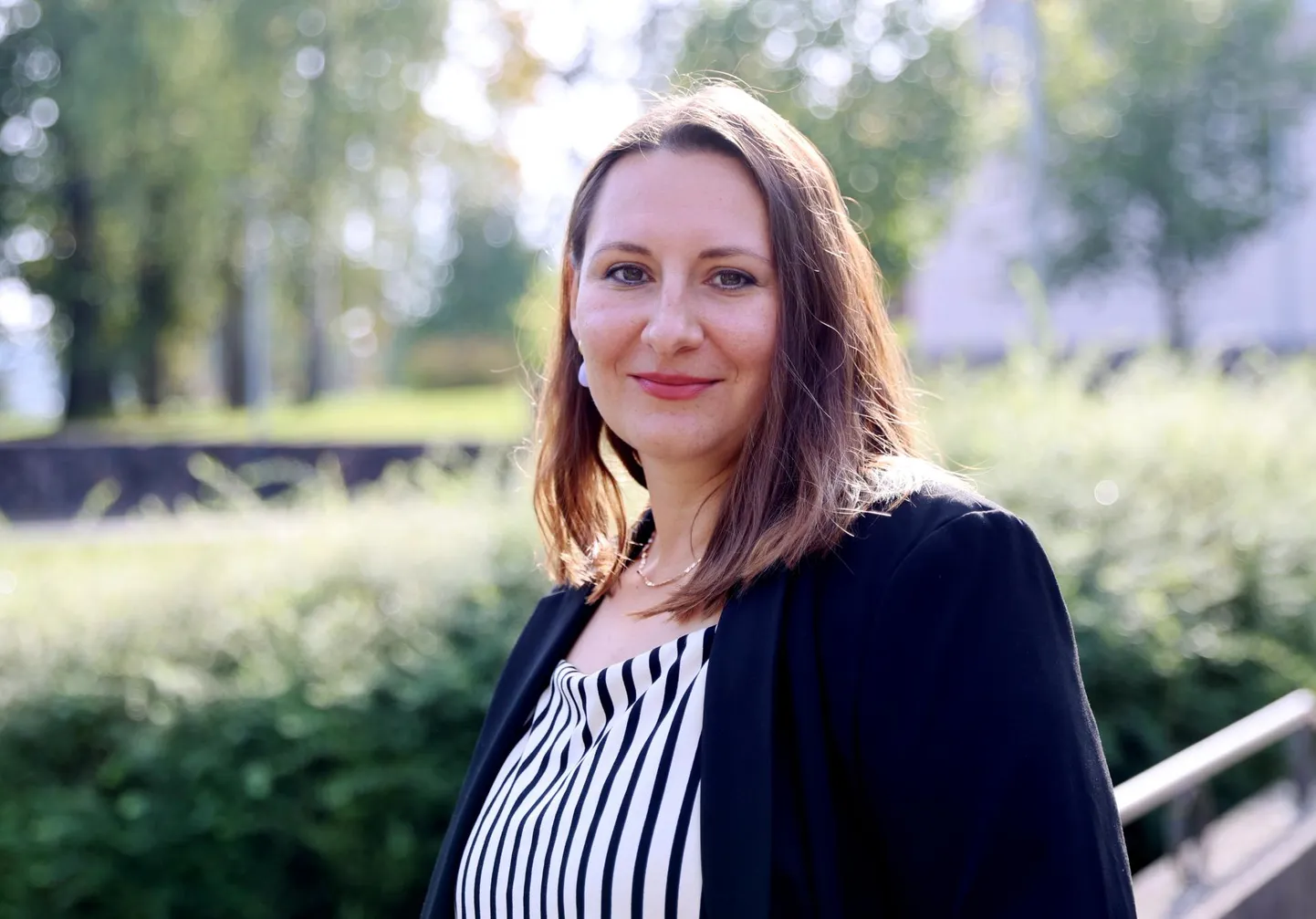 Lõuna-Eestis üles kasvanud Liana Zeigo on nüüdseks rokilavadelt taandunud ning õpetab koolis lastele eesti keelt ja kirjandust.