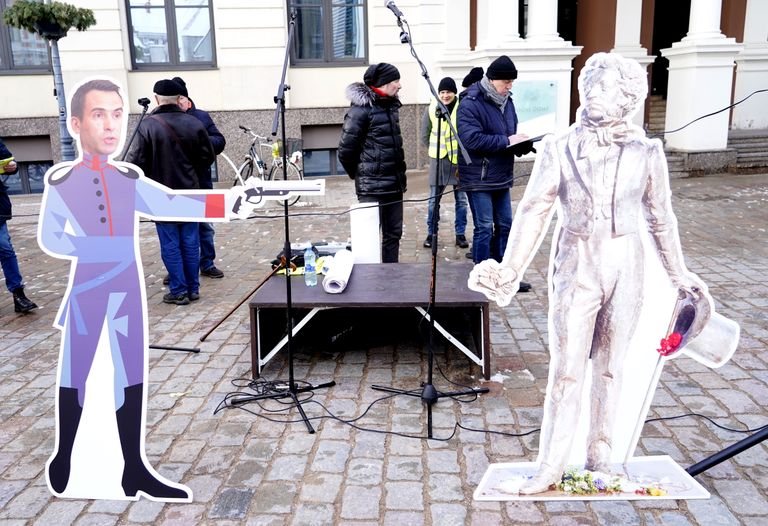 Инсталляция «Мартиньш Стакис стреляет в Александра Пушкина»
