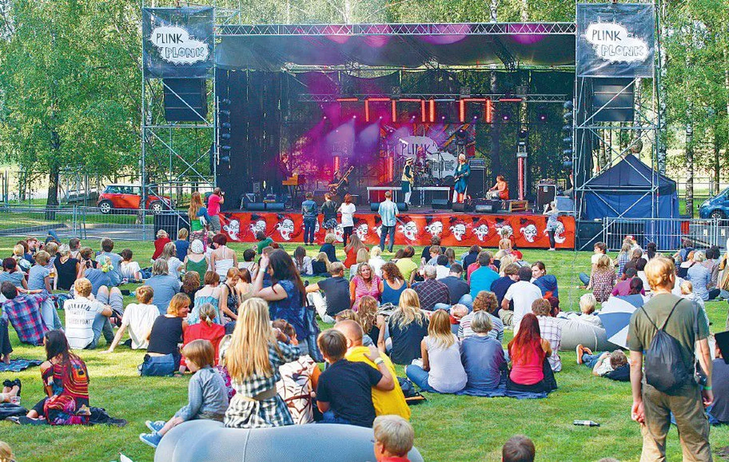 Tartu lauluväljakul peeti juba kuuendat korda sõltumatu muusika festivali Plink Plonk. Pildil esineb Swami Coco & The Maximum Meetha Orchestra.