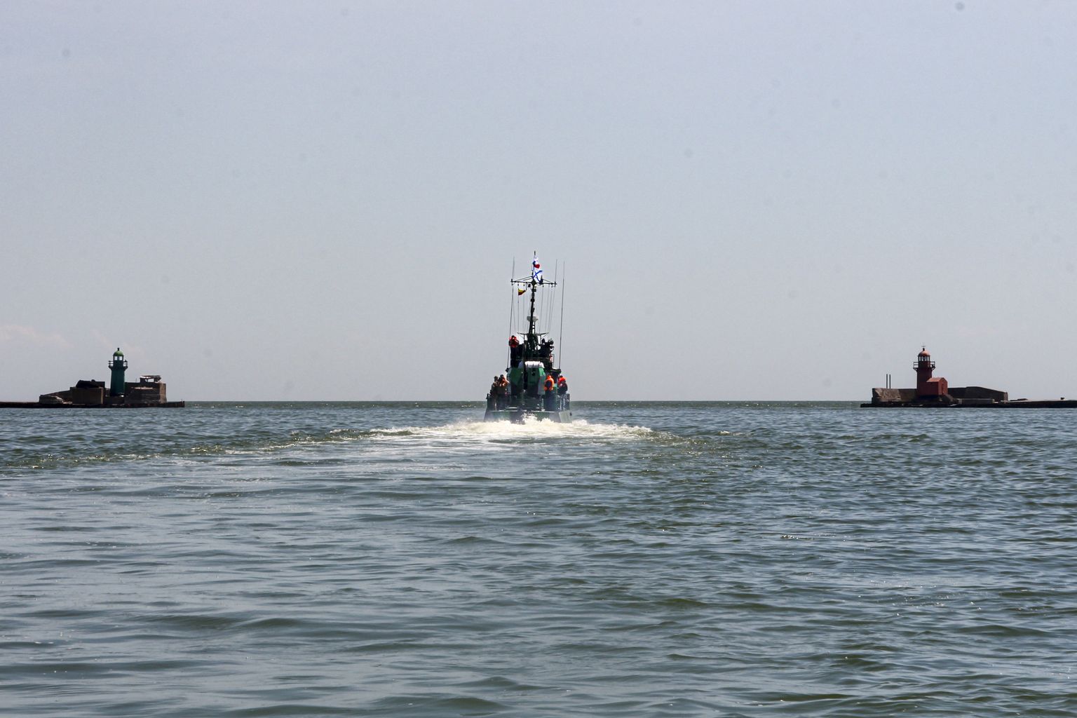 Venemaa Musta mere laevastiku laevad patrullimas okupeeritud Mariupoli kandis 30. mail.