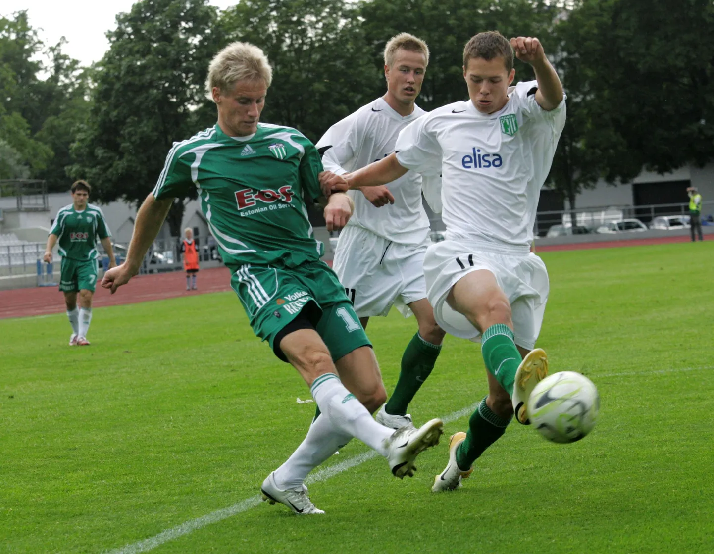 Tarmo Kink (vasakul) heitlemas FC Flora mängijatega.