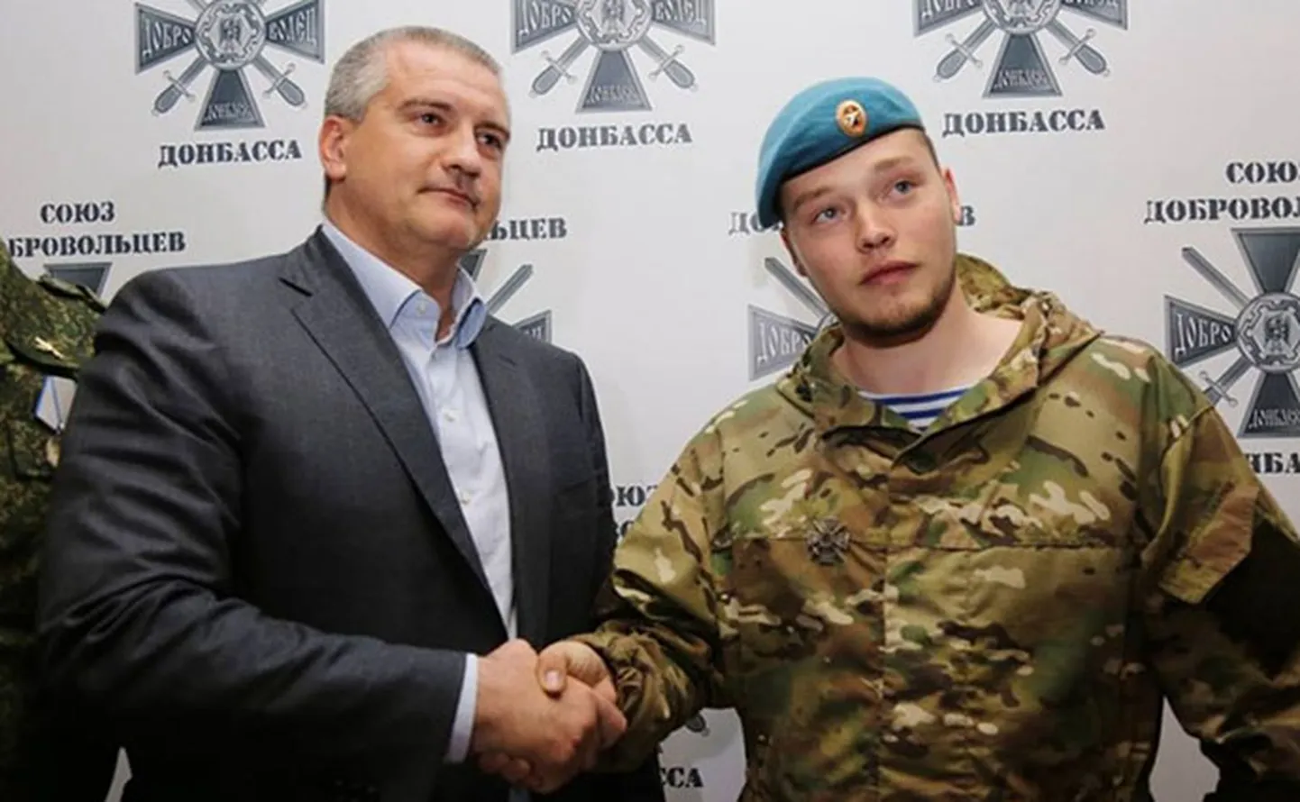 Петербургский неонацист и лидер отряда Русич Алексей Мильчаков (справа) вместе с российским главой Крыма Сергеем Аксеновым.