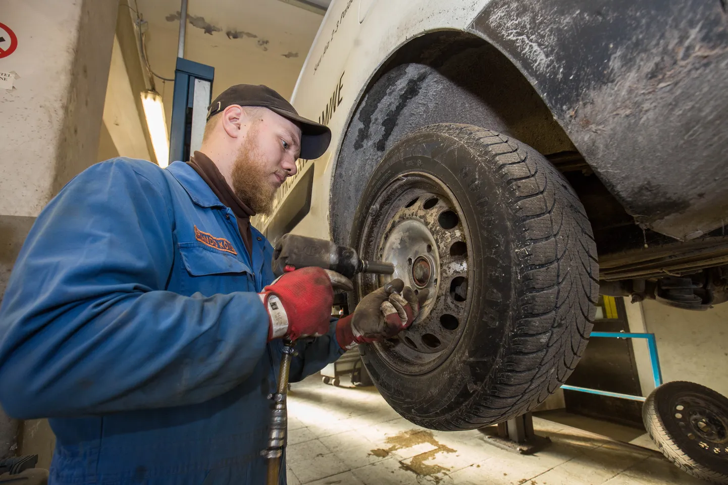 Rehvivahetus. rehvi
rehvid. Carstop, AS Stik Paide esindus, autoremondilukksepp Rando Kõva.