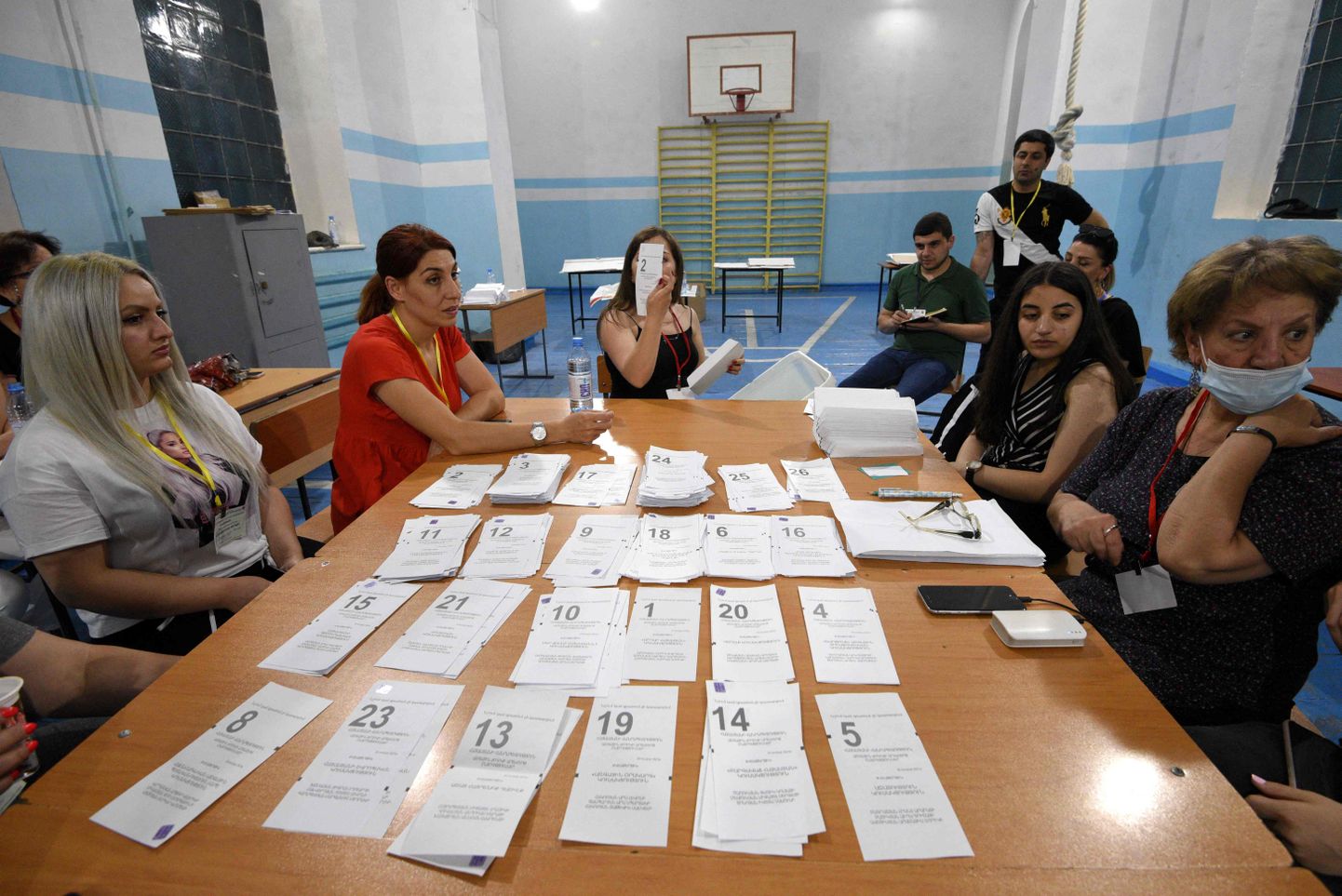 Armeenia KOV valimiste valimiskomisjon loeb hääli.
