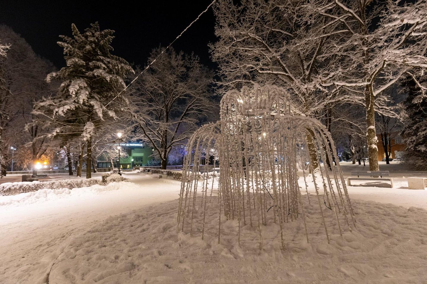 Paide Lembitu pargi tuntud valgusskulptuur, mis tekitab illusiooni talvisest purskkaevust, teisipäeva õhtul veel ei põlenud.