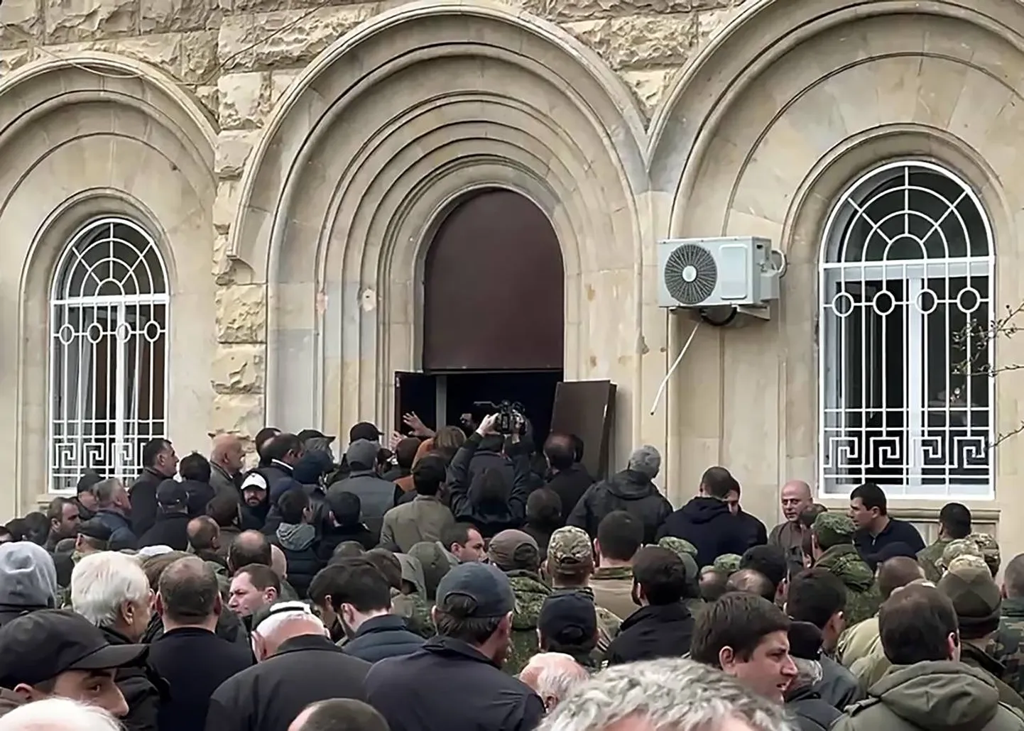 Protestijad tungimas Gruusia separatisliku piirkonna Abhaasia parlamenti 15. novembril 2024. aastal.