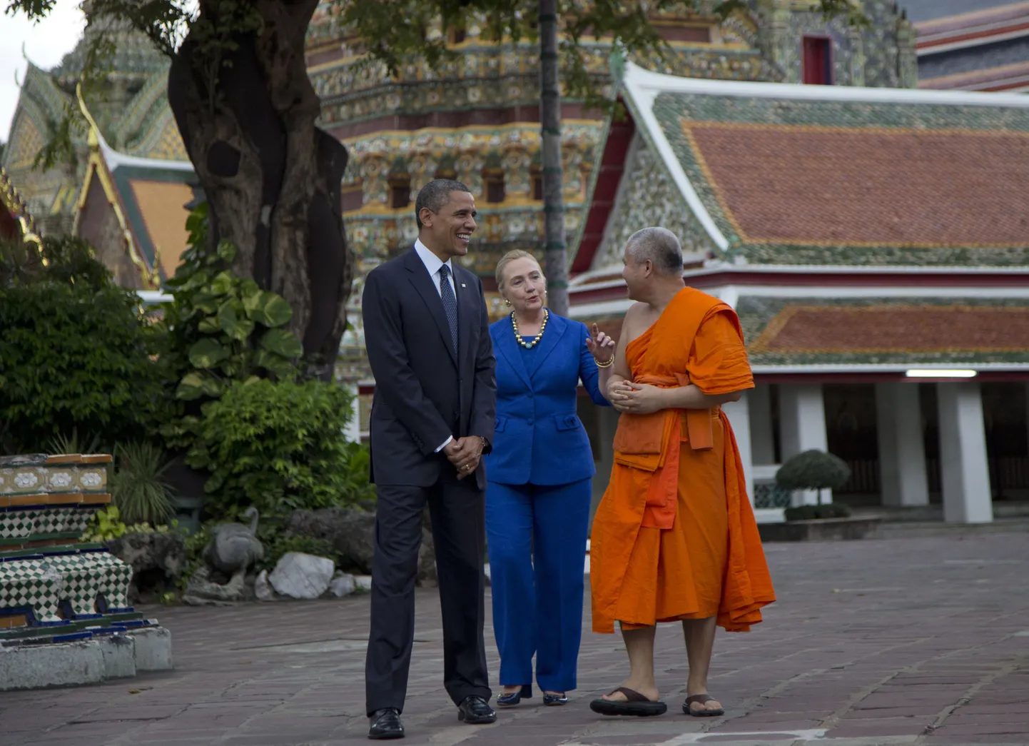 USA president Barack Obama, välisminister Hillary Clinton ja Tai Wat Pho kunungliku kloostri juht Chaokun Suthee Thammanuwat