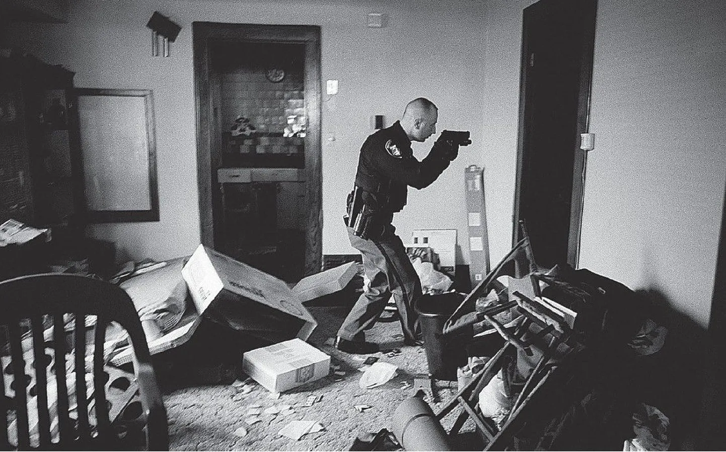Esikoht. Fotograaf Anthony Suau (Time). USA Clevelandi detektiiv Robert Kole veendub, et majaelanikud on välja kolinud. Liis Treimann: «Võidufoto on üllatav, pilt hakkab vaataja jaoks ise eel- ja järellugu jutustama.»