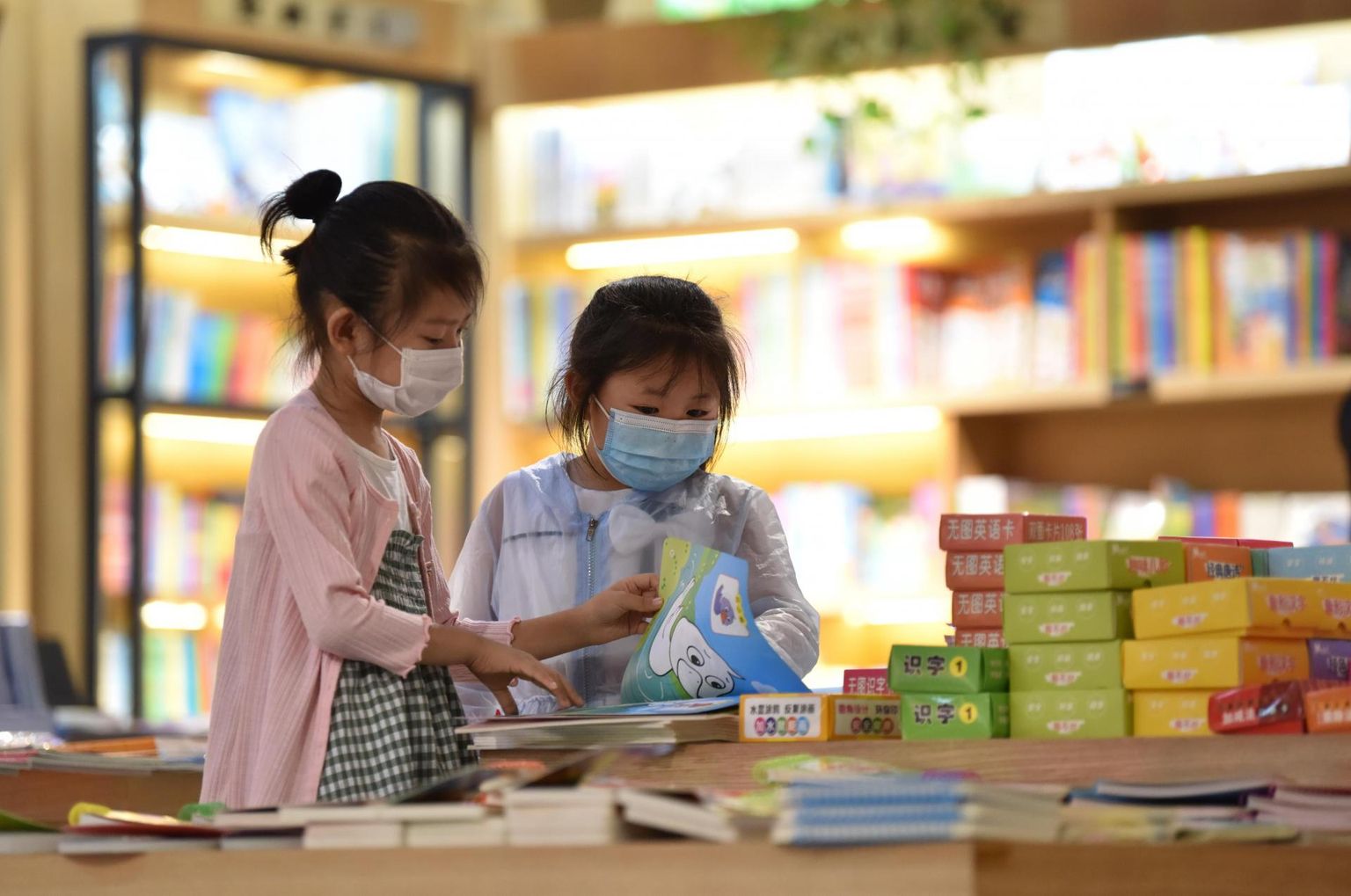 Lapsed vaatavad raamatuid kaupluses Dingzhous Põhja-Hiinas. Järgmise 80 aasta jooksul kahaneb Hiina rahvaarv värske prognoosi kohaselt praeguselt 1,4 miljardilt inimestel 730 miljonile. 