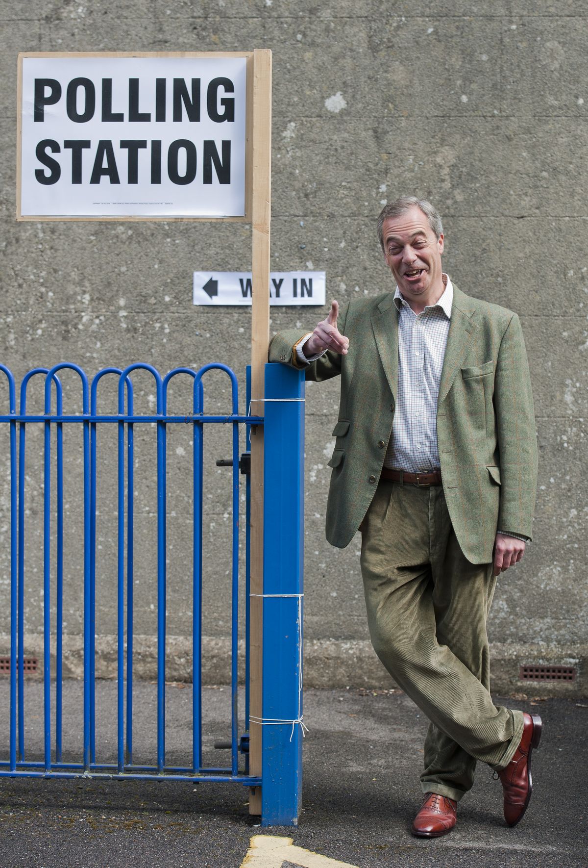 Лидер UKIP Найджел Фарадж на избирательном участке в Южном Лондоне во время европейских выборов 2014 года.