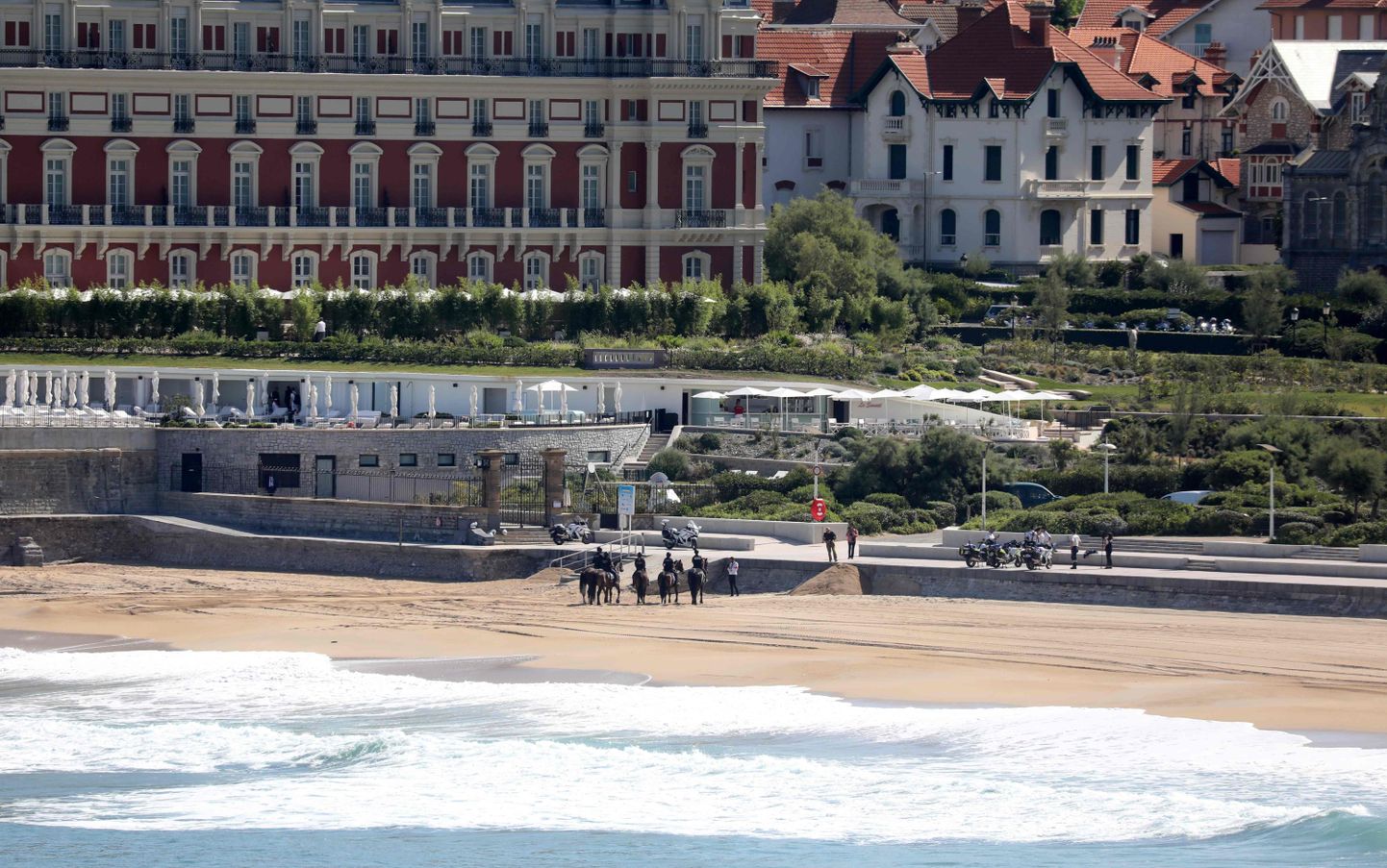 Prantsuse julgeolekuametnikud patrullimas Loode-Prantsusmaal Biarritzis, kus algab peatselt G7 riikide tippkohtumine.