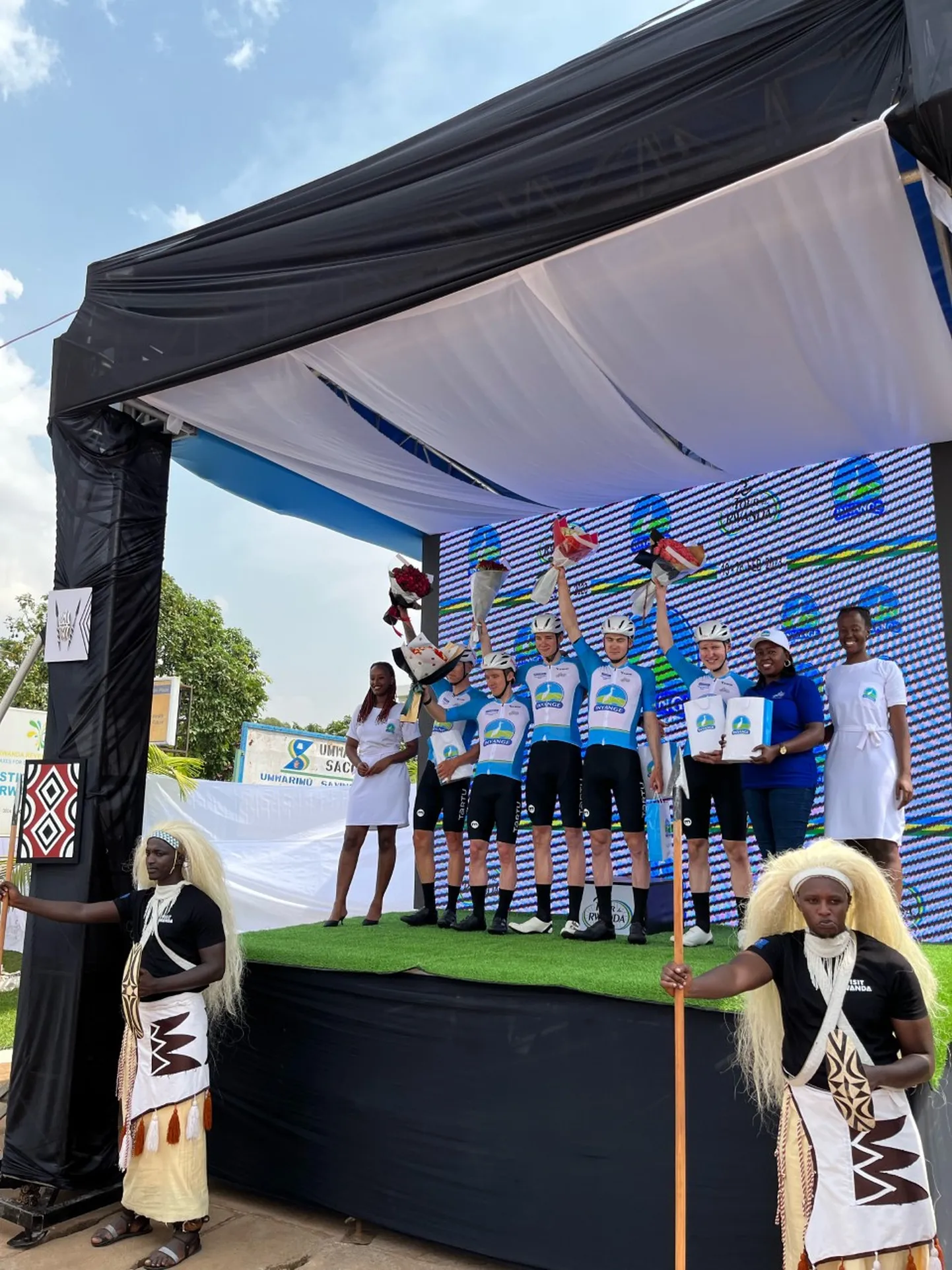 Tartu2024 Cycling Team parima meeskonnana Rwanda velotuuri avaetapil pjedestaalil.