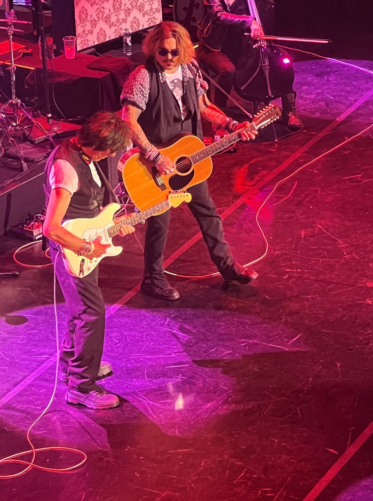 USA näitleja ja muusik Johnny Depp (paremal) esinemas koos Briti kitarristi Jeff Beckiga 2. juunil 2022 Suurbritannias Gatesheade'is