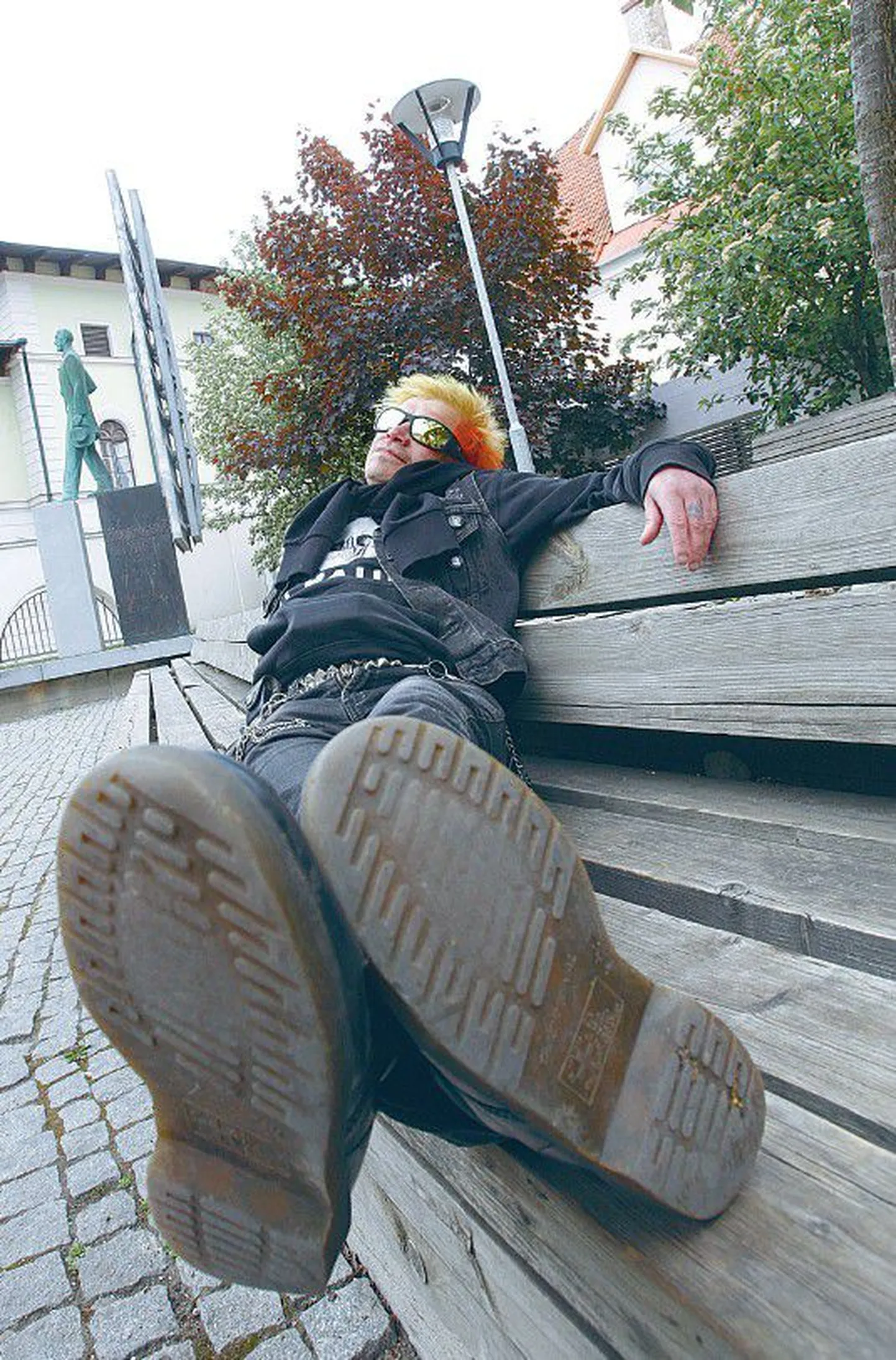 Бывший член панк-группы Nyrok City Пеэтер Мянниксоо, или Мини-Петс, не скрывает и не стыдится того, что в Германии вел паразитический образ жизни.