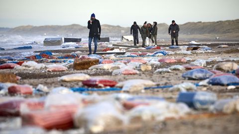 Pikanäpumehed rabavad Taanis kaasa rannikule uhtunud kingi ja kompressoreid