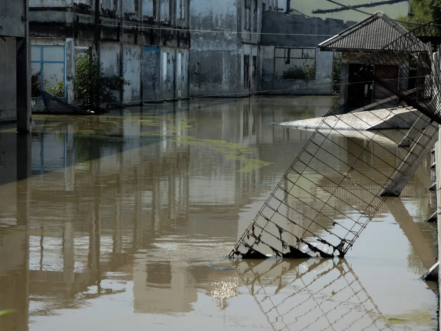 Vee alla jäänud poed Jakarta põhjaosas.