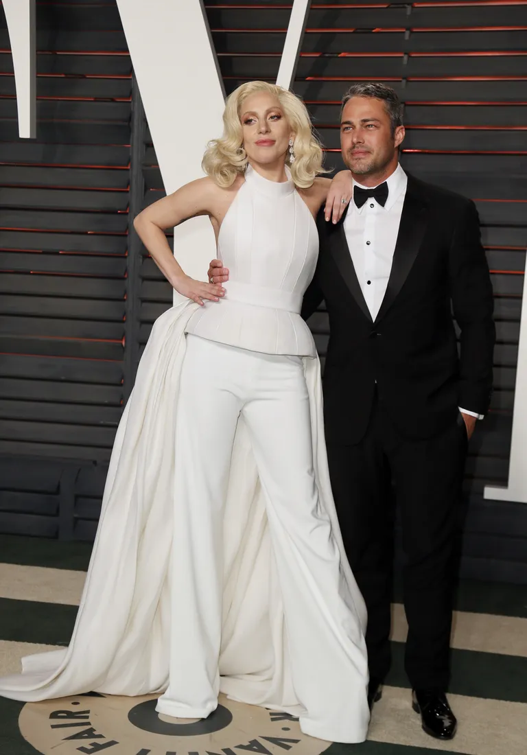 Lady Gaga oma endise kihlatu Taylor Kinneyga, kes on tegelikkuses naisest 25 sentimeetrit pikem! 155 cm pikkume popstaar on aga kandmas väga kõrgeid kontskingi, mis naise Kinneyst kõrgemale tõstavad. (2016)