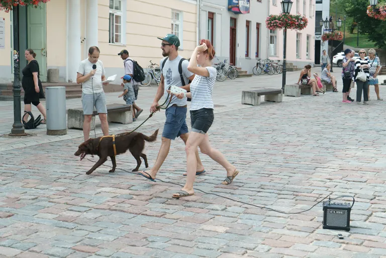 Jaan Malin loeb Tartu raeplatsil luulet.