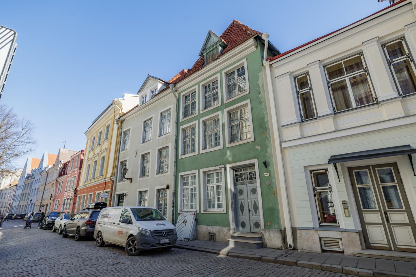 Praegu Pikk tänav 44 asuv rohelist värvi maja kuulus 1319. aastal toonasele linnapeale Wenemar Hollogherile.