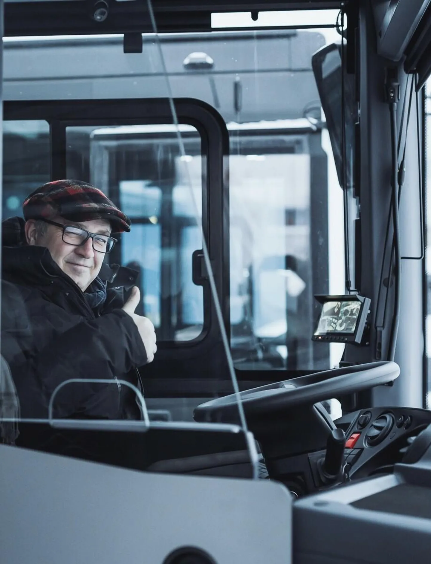 Hansa Bussiliinide juhatusse kuuluv Andres Puskar rääkis, et veel sel aastal käivitub ettevõtte piletisüsteemi uuendus, mis lubab bussis ka kaardiga maksta.