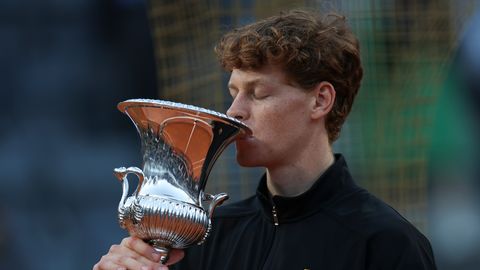 VIDEO ⟩ Pöörases hoos Sinner kirjutas taas tenniseajalugu ümber