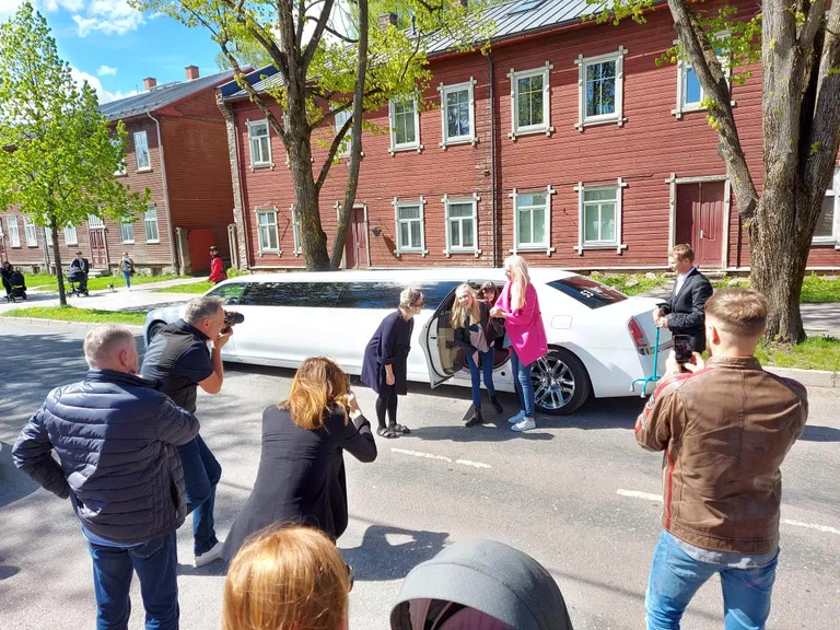 Carmen Sofia Kivi saabus oma raamatu esitlusele valge limusiiniga.