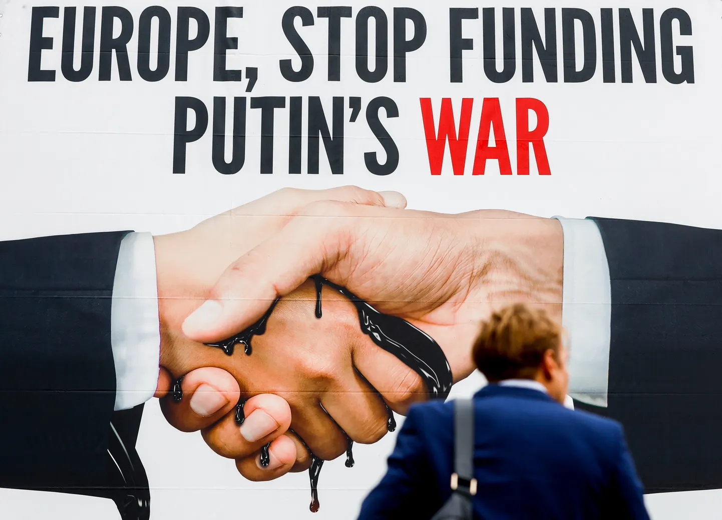 Плакат в Брюсселе в поддержку и давление на лидеров ЕС для введения санкций против России, 27 сентября 2022 года.