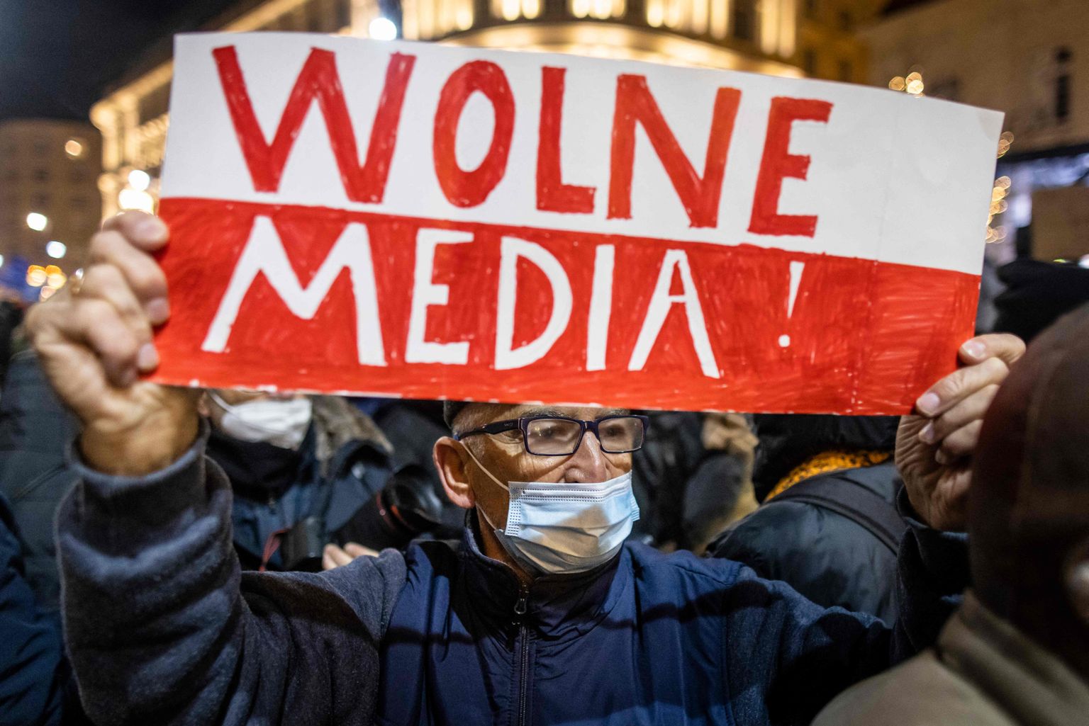 Poola presidendipalee juurde tulnud meeleavaldaja nõuab meediavabaduse säilimist.