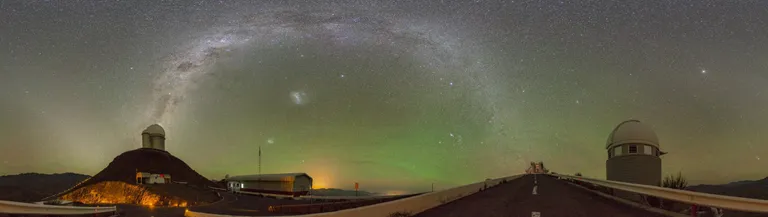 See on sama pilt panoraamis. Vasakult paremale on näha ESO 3,6m teleskoop, ESO New Technology Telescope ja Šveitsi 1,2-meetrine Leonhard Euleri teleskoop.