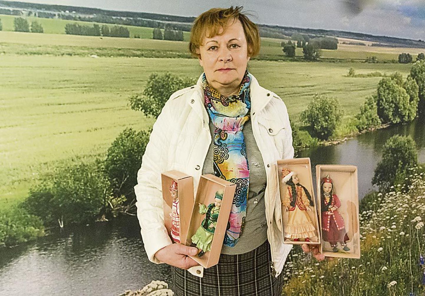 Raduga vastses kodus leidub nii killuke Eestit fotopannool kui muid rahvuskultuure, Galina Ivanova näitab rahvarõivastes nukke.