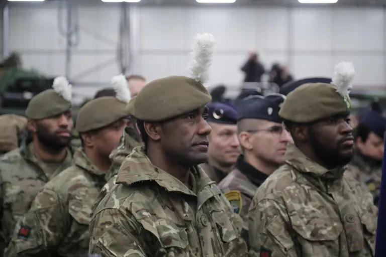 Briti sõdurid kuulavad kõrgete külaliste kõnesid.