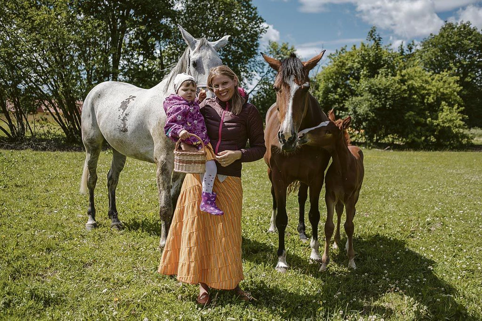 Randiväljal kodukülas on aednikuks õppinud Kadi Ruumetil vanemad, pere, töö, hobused ja kanad ja maheaed, kus tütar Karen oma käega kurke ja maasikaid nopib.